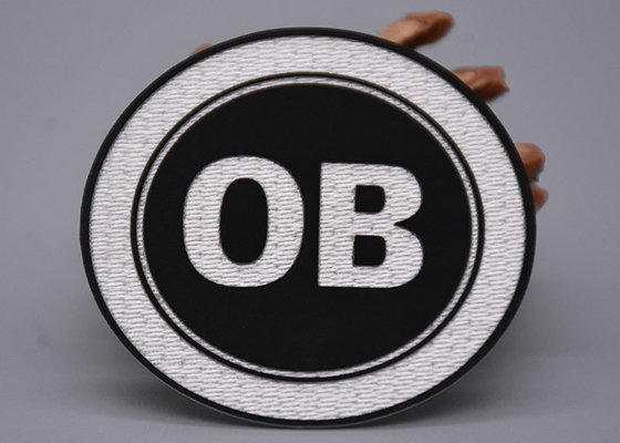 Białe etykiety z nadrukiem z tkaniny Tatami z czarnym silikonowym logo na odzież