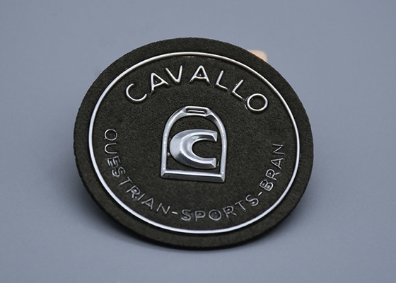 Wytłaczane naszywki z mikrofibry z niestandardowym srebrnym logo