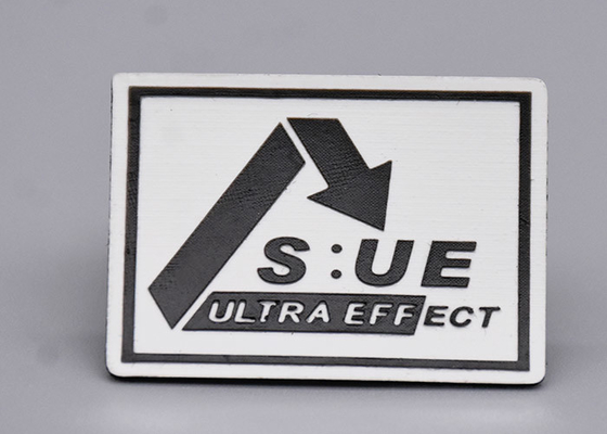 Niestandardowe silikonowe etykiety drukowane z czarnym logo na odzież