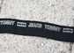 2 cm czarne elastyczne paski z nadrukiem z białym logo z wyciętymi literami