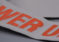 Błyszczące silikonowe logo o szerokości 47 mm, antypoślizgowa elastyczna opaska do odzieży