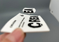 Dobre zmywalne białe naszywki z mikrofibry z matowym silikonowym logo