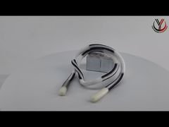 Z bliska: Cięcie elastycznego sznurka do ściągania z logo i silikonowym zakończeniem, wykonane techniką druku