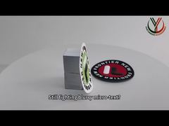 Bliższe spojrzenie: Białe logo Etykiety odzieżowe termotransferowe Niestandardowe wytłoczone TPU