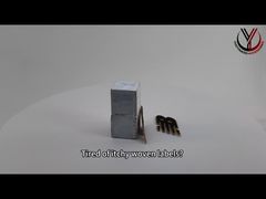 Bliższe spojrzenie: Okrągłe silikonowe logo CK 3D na ubraniach, monochromatyczne, błyszczące, wypukłe