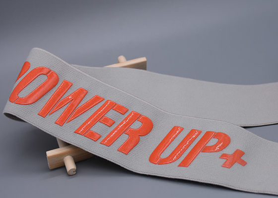 Błyszczące silikonowe logo o szerokości 47 mm, antypoślizgowa elastyczna opaska do odzieży