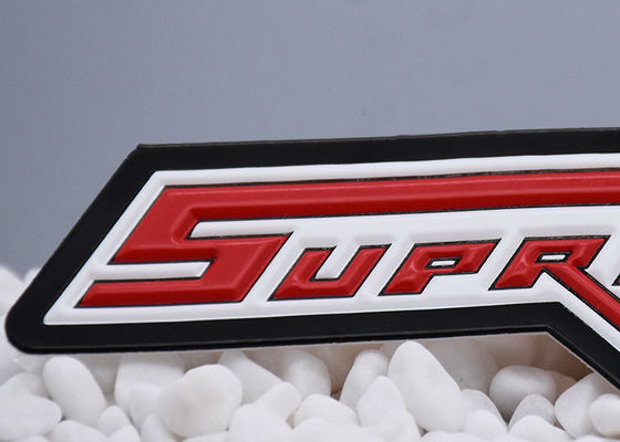 Wytłaczane dwukolorowe etykiety na odzież termoprzewodzącą z TPU z wypukłym logo