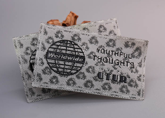 Drukowane z czarnymi błyszczącymi logo Niestandardowe silikonowe etykiety na odzież