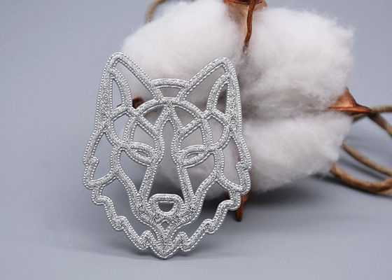 Jednokolorowe niestandardowe błyszczące silikonowe etykiety termotransferowe do odzieży