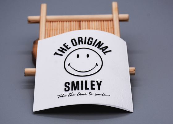 Białe diagonalne niestandardowe tkane etykiety z nadrukowanym silikonowym logo na odzież