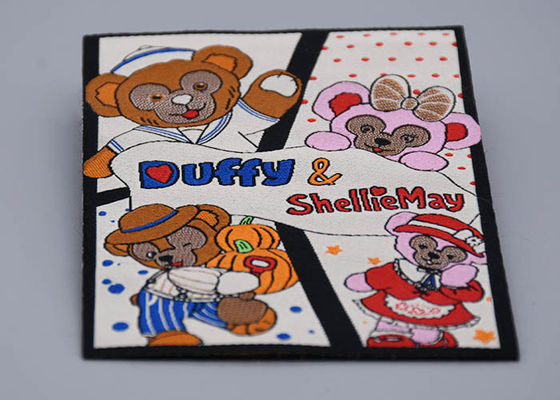 Dostosowana naszywka z haftem z filcu na dole odzieży